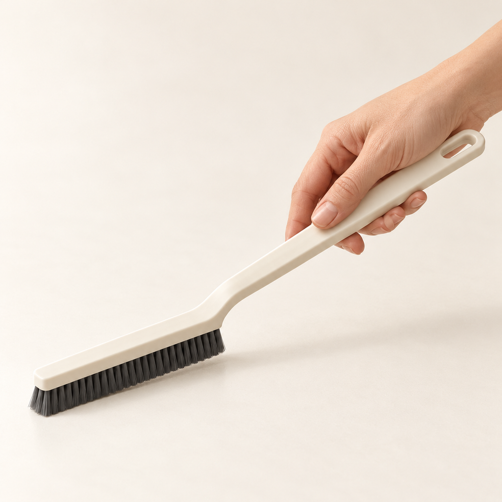 crevice cleaning brush — product use detail 3